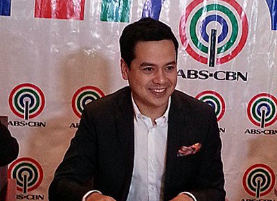 John Lloyd Cruz officially renews contract with ABS-CBN; No plans yet to marry Angelica Panganiban