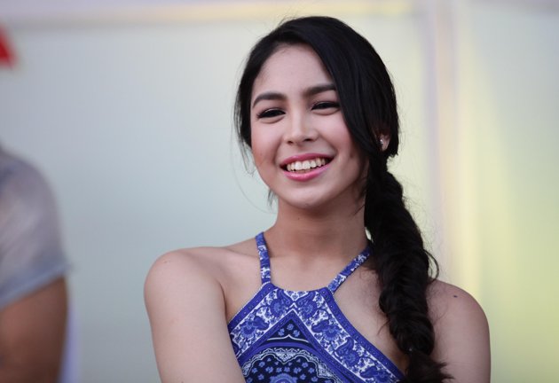 Julia Baretto snubs father Dennis Padilla in a Christmas party