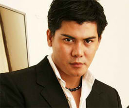 Filipino designer Oliver Tolentino saves the day for Miss Philippines Pia Wurztbach
