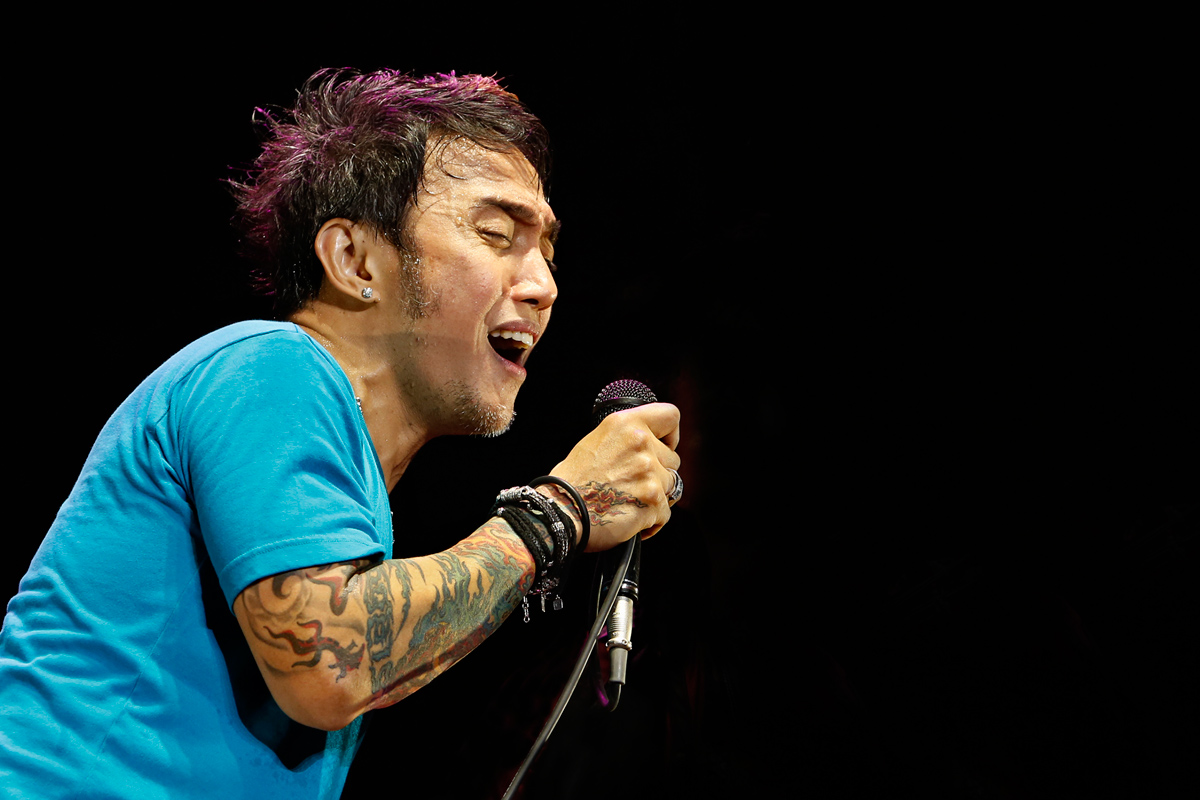 Arnel Pineda streams live in Rockville