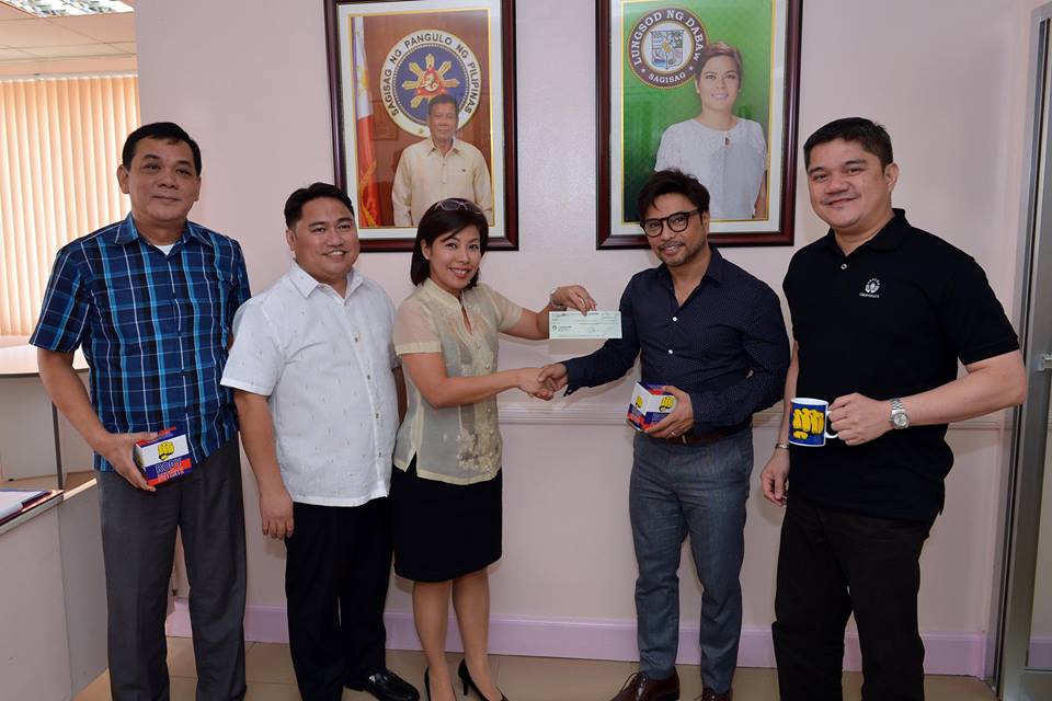 Arnell Ignacio extends support for Davao blast victims; gives P5-M PAGCOR check