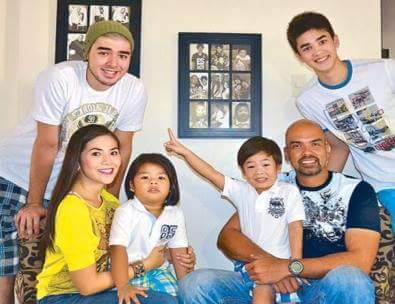 Benjie Paras celebrates Father’s Day with kids at Araneta Center