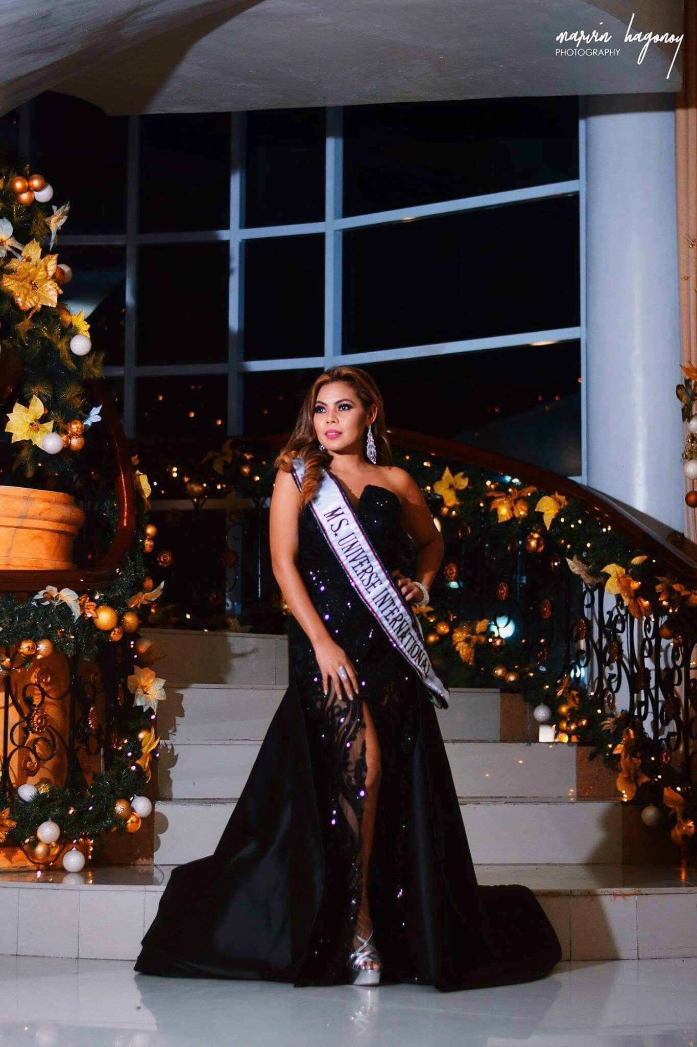 Pinay beauty Faye Tangonan receives award from Gawad Filipino