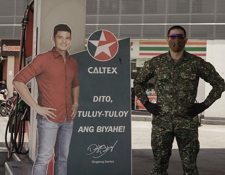 Dingdong Dantes hands food packs, PPEs to military workers at checkpoints