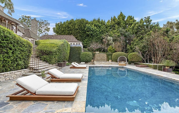 Jennifer Aniston, Brad Pitt’s home sold