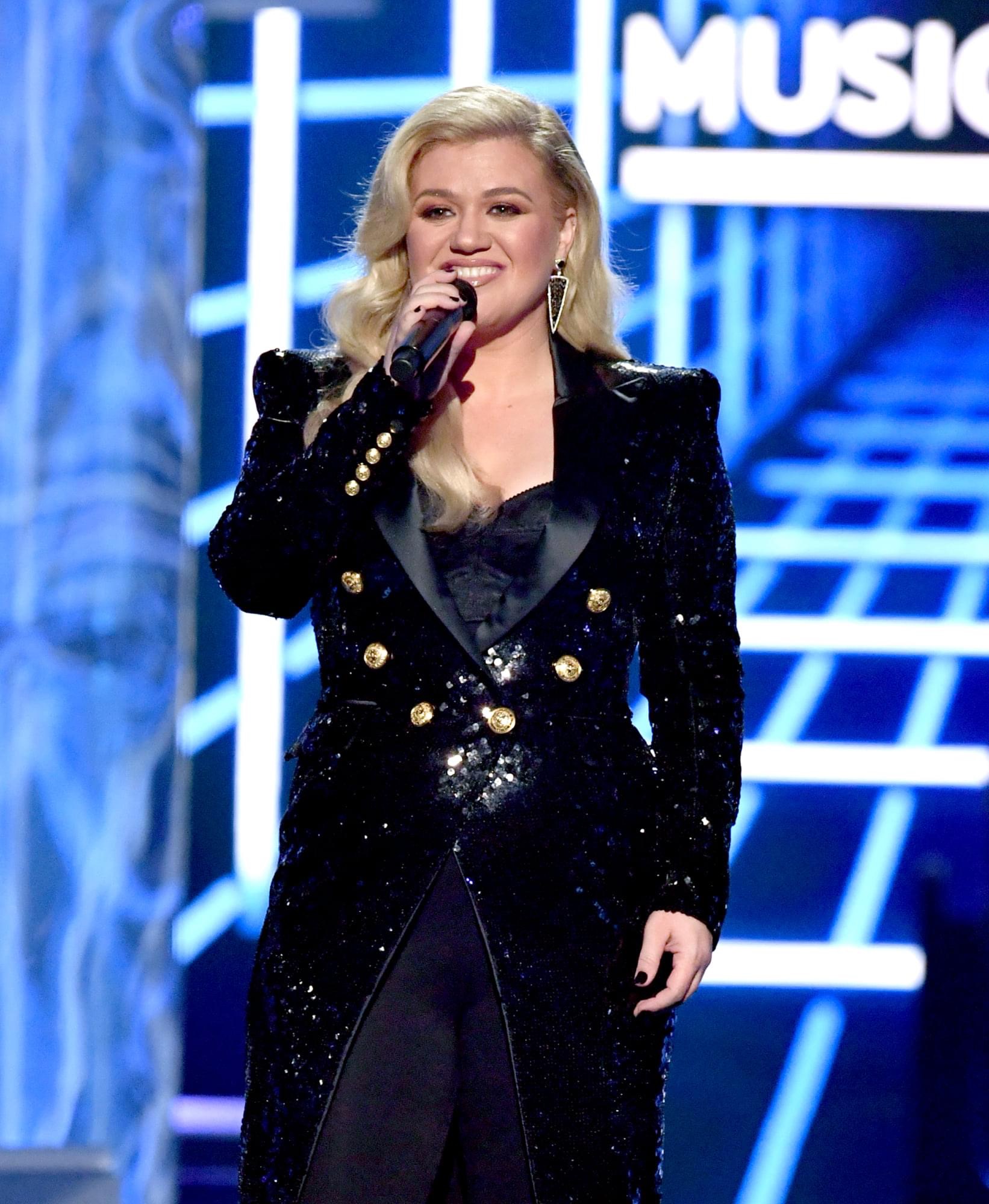 Kelly Clarkson is hosting BBMAs again