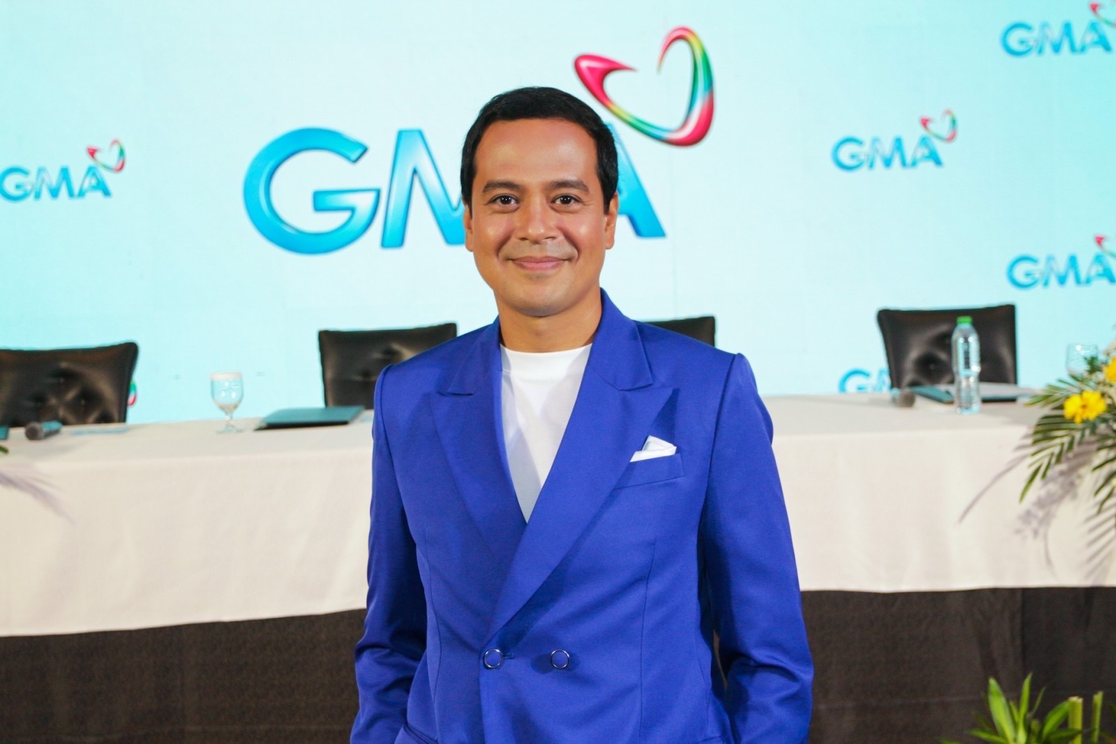 John Lloyd Cruz signs partnership agreement with GMA Network