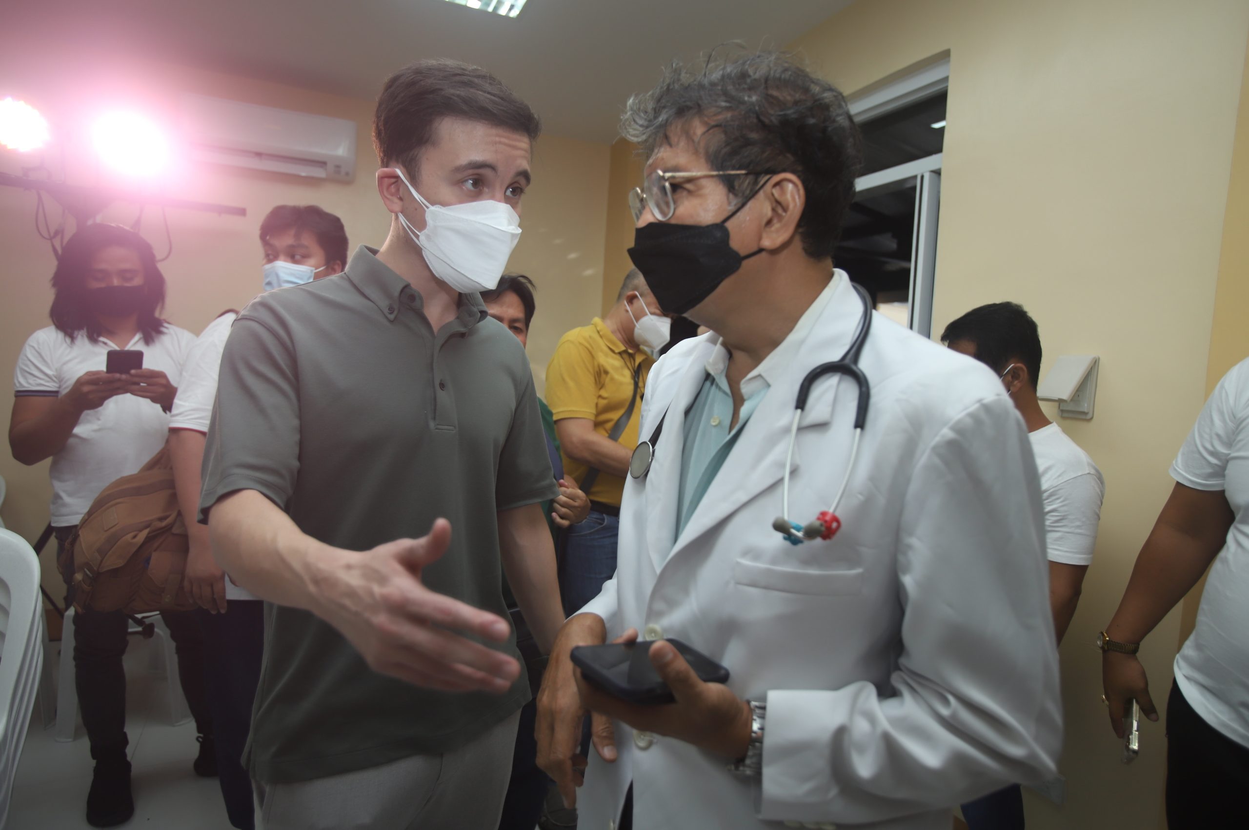 Arjo Atayde headlines new project, donates laptops, latest AI Smart Scan X-ray machine