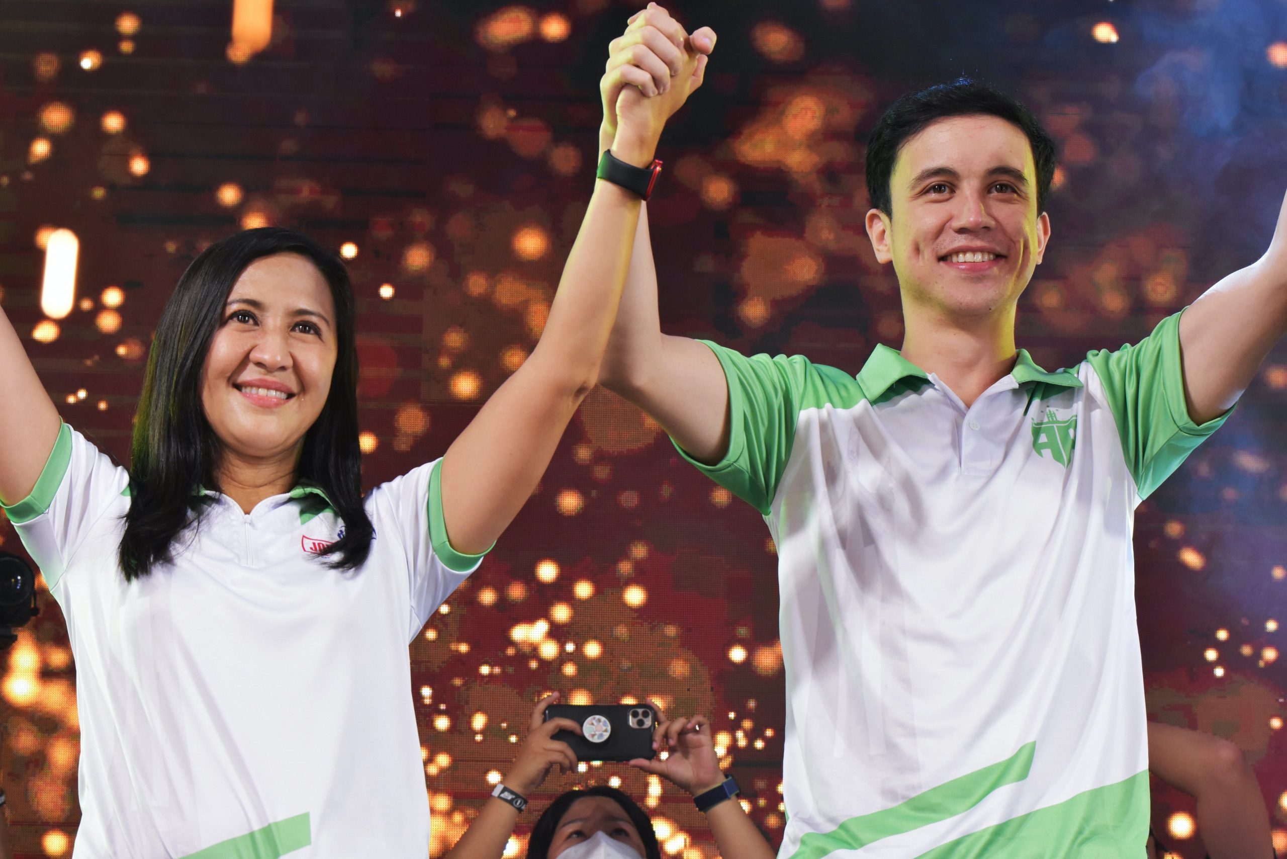 Arjo Atayde unfazed with recent attacks, leads QCD1 survey