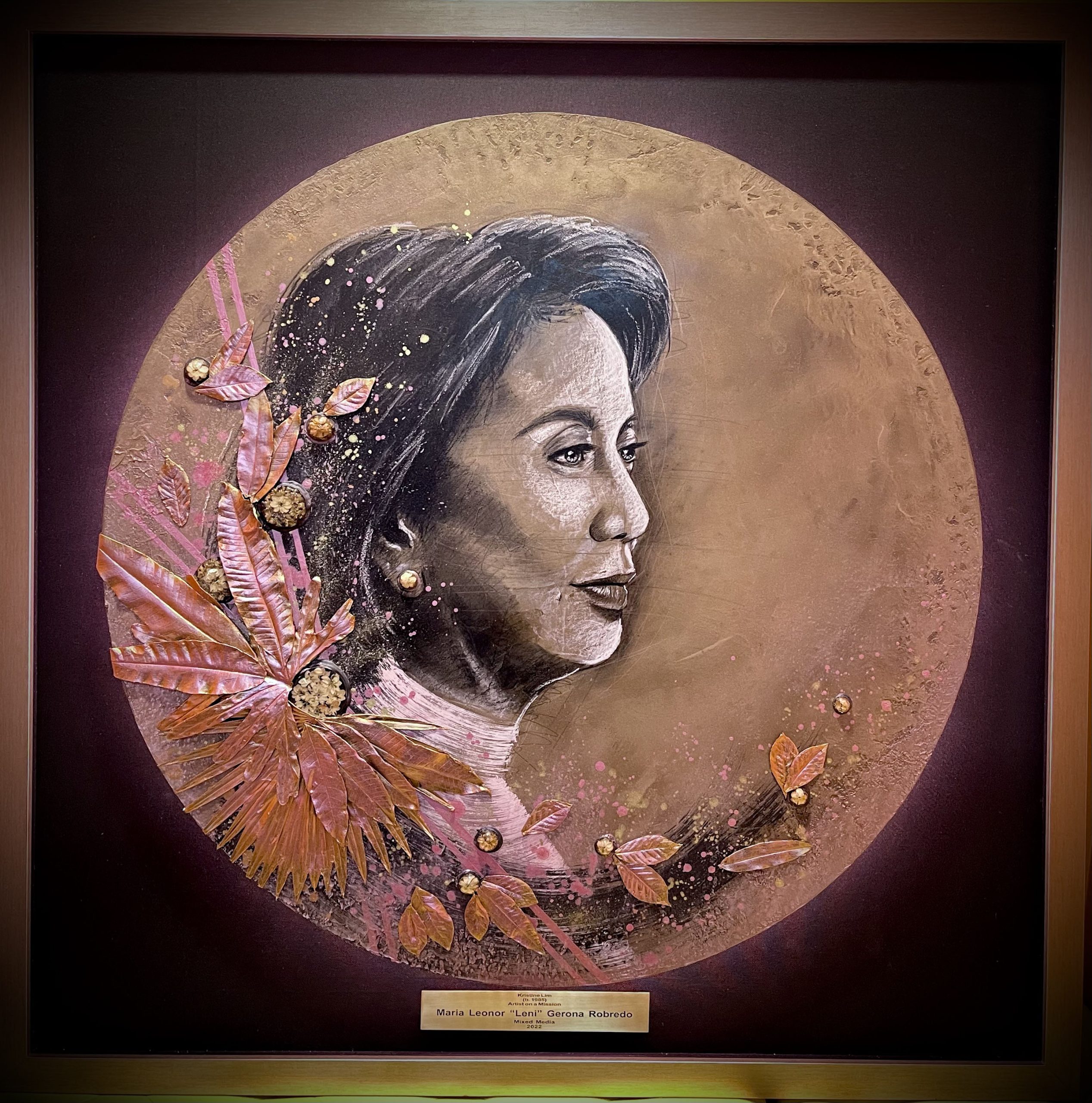 Singaporean businesswoman hands “Leni Laban” painting to Robredo