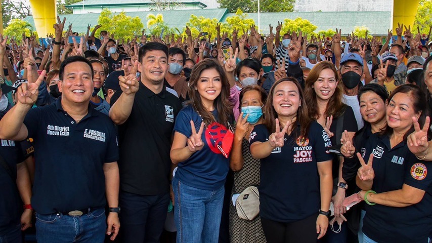Lady senator pays tribute to teachers, helps typhoon victims