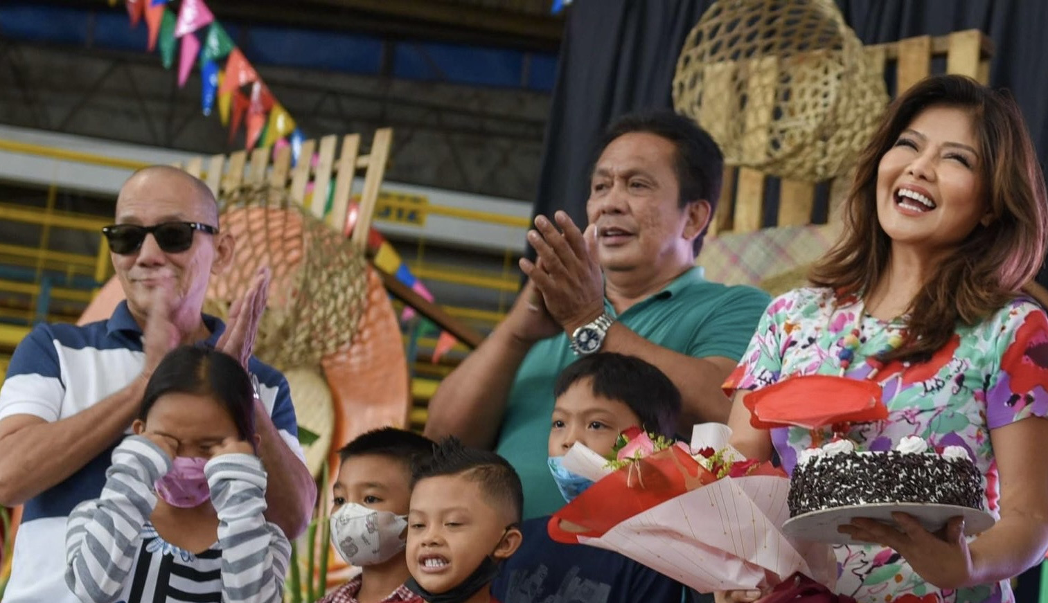 Sen. Imee gives early Christmas gifts to kids