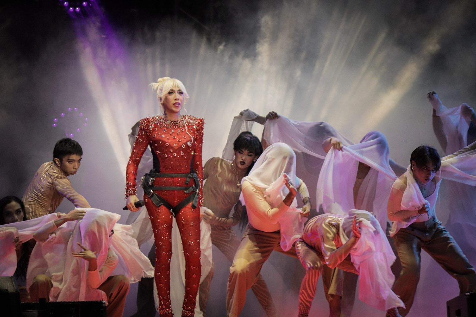 Vice Ganda treats fans to another spectacular show at Araneta